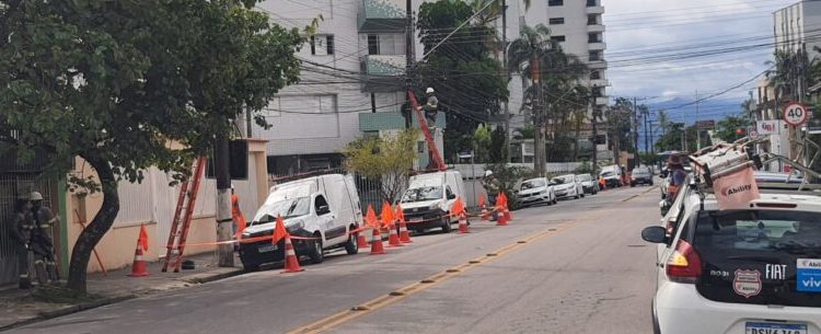 Governo Municipal e EDP removem cabeamentos irregulares no Centro de Caraguatatuba