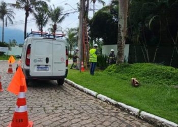 Prefeitura e EDP iniciam retirada de cabeamentos irregulares de postes em Caraguatatuba