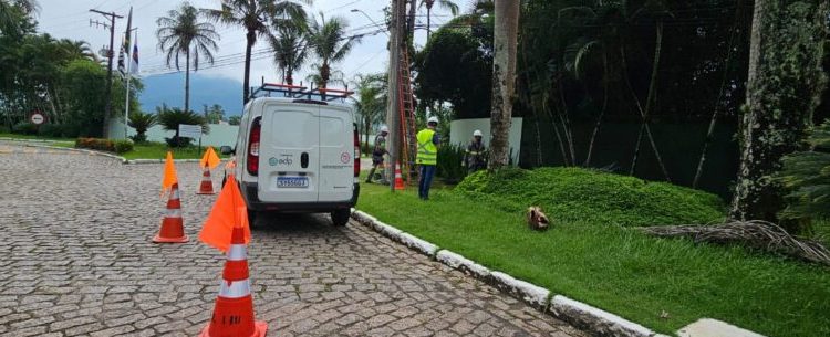 Prefeitura e EDP iniciam retirada de cabeamentos irregulares de postes em Caraguatatuba