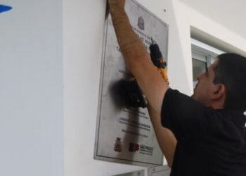Governo do Estado pede retirada de placa de inauguração da obra inacabada do Molhe Norte do Rio Juqueriquerê