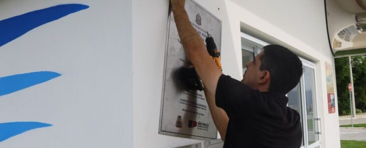 Governo do Estado pede retirada de placa de inauguração da obra inacabada do Molhe Norte do Rio Juqueriquerê