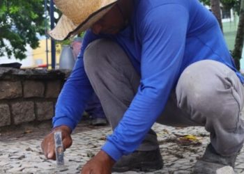 Praça Cândido Mota recebe obras de manutenção do mosaico português