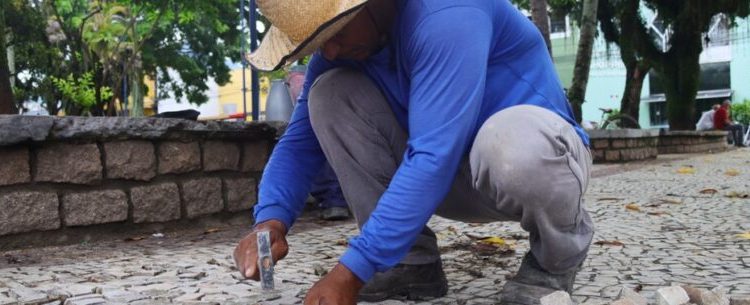 Praça Cândido Mota recebe obras de manutenção do mosaico português
