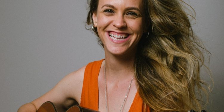 Cantora premiada se apresenta em Bertioga na próxima semana com participação especial de artista local