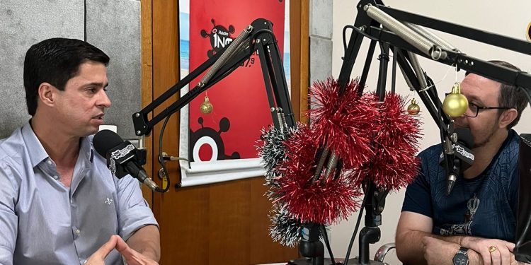 Em entrevista à rádio, Antonio Carlos Junior destaca desafios e metas à frente do Legislativo