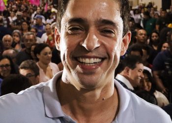 Antonio Carlos Junior solicita aplicação da lei sobre uso de celulares nas escolas municipais