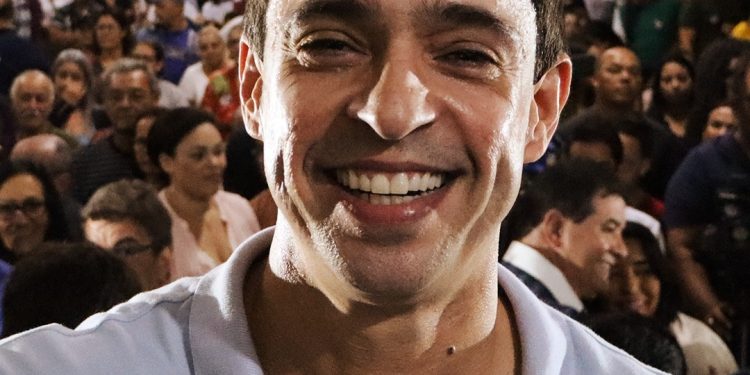 Antonio Carlos Junior solicita aplicação da lei sobre uso de celulares nas escolas municipais
