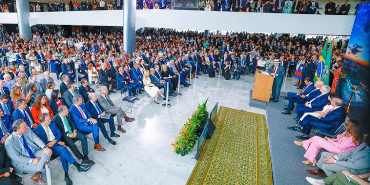 Lula: “Ainda estamos aqui. A democracia venceu”