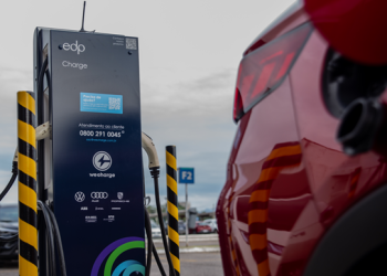 Estação de carregamento para veículos elétricos muda de local no Serramar Shopping