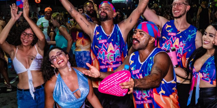 Bloquinhos, bailes, matinês e desfiles de escolas de samba animam o Carnaval em Bertioga