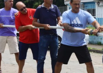 Professores e funcionários de unidade escolar municipal do Massaguaçu passam por treinamento de Brigada de Incêndio  Um grupo de 30 pessoas da EMEF