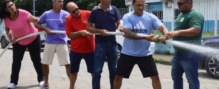 Professores e funcionários de unidade escolar municipal do Massaguaçu passam por treinamento de Brigada de Incêndio  Um grupo de 30 pessoas da EMEF