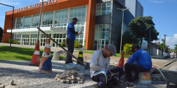 Pedras do mosaico português do largo do Teatro Mario Covas de Caraguatatuba são reassentadas