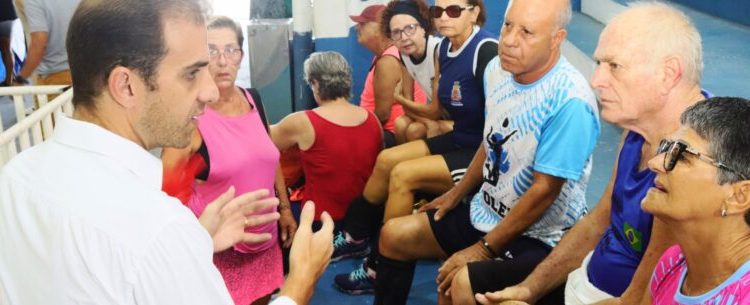 Atletas da terceira idade do vôlei adaptado comemoram retorno às aulas no Cemug com café da manhã