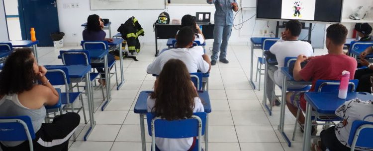 Programa Bombeiro na Escola retoma aulas para 8º e 9º anos da Rede Municipal de Ensino