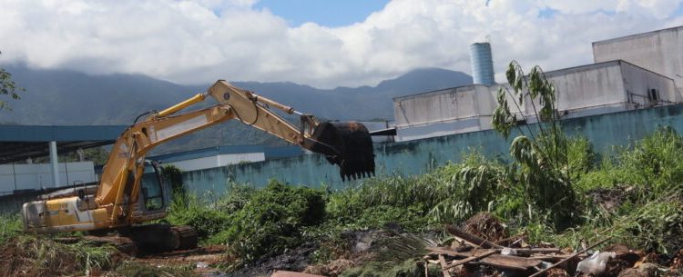 Governo Municipal de Caraguatatuba executa serviço de desobstrução de vala de drenagem no Jetuba