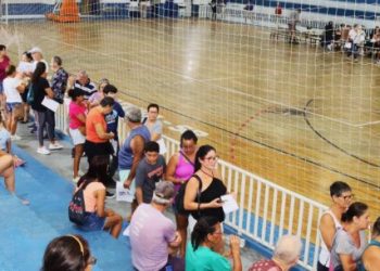 Mais de 500 pessoas comparecem no primeiro dia de rematrícula nas atividades esportivas em Caraguatatuba