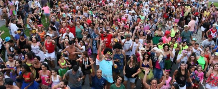 Sete blocos desfilam no sábado de Carnaval em Caraguatatuba no Centro e Massaguaçu