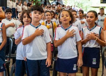 Mais de 30 mil peças de uniformes e kits de material escolar foram entregues aos alunos da Rede Municipal de Bertioga