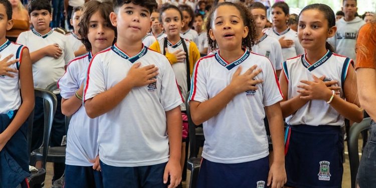 Mais de 30 mil peças de uniformes e kits de material escolar foram entregues aos alunos da Rede Municipal de Bertioga