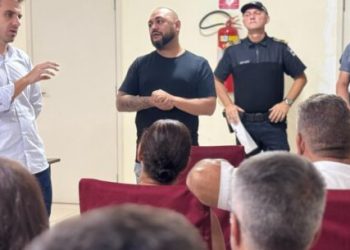 Governo municipal participa de reunião para ouvir reivindicações de moradores da Rua Banco Itaú