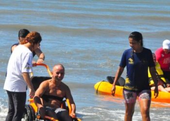 Praia Acessível é opção para idosos e PcD no Carnaval em Caraguatatuba