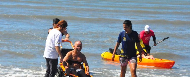 Praia Acessível é opção para idosos e PcD no Carnaval em Caraguatatuba