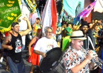 Dez blocos embalam foliões na segunda e terça-feira em Caraguatatuba