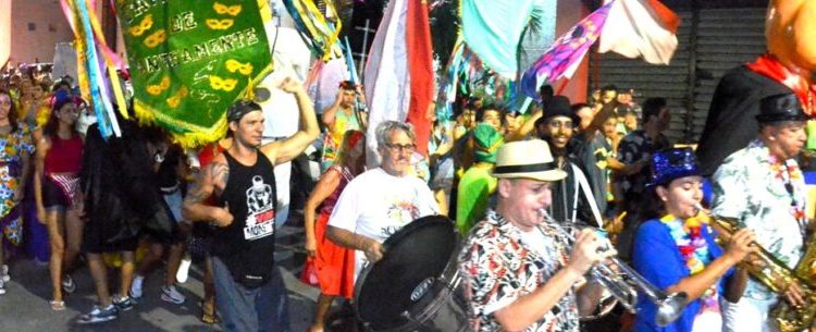 Dez blocos embalam foliões na segunda e terça-feira em Caraguatatuba