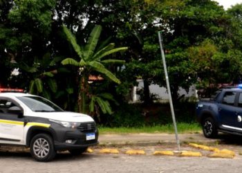 Agentes de trânsito e do Detran realizam blitz educativa para motoristas de transporte escolar no Pontal Santamarina