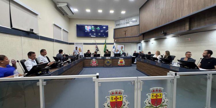 Câmara aprova mudanças no Código Tributário e projeto que libera uso de celulares em bancos