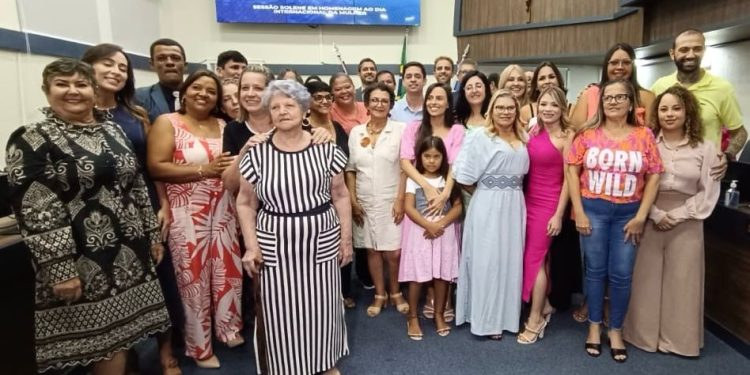 Em noite especial, Câmara de Caraguá celebra o Dia da Mulher