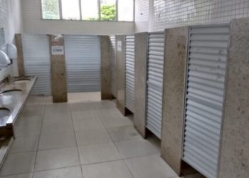 Secretaria de Administração instala portas e divisórias nos sanitários do Terminal Rodoviário de Caraguatatuba