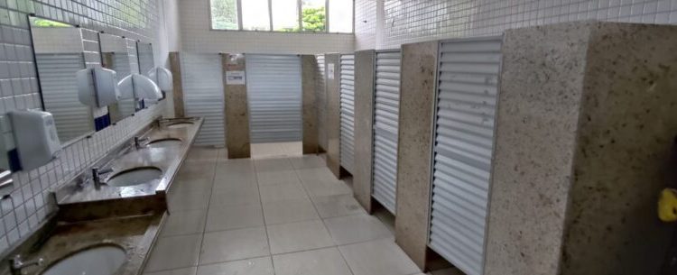 Secretaria de Administração instala portas e divisórias nos sanitários do Terminal Rodoviário de Caraguatatuba