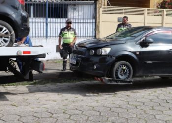 Agentes de trânsito realizam operação de retirada de carros abandonados em Caraguatatuba