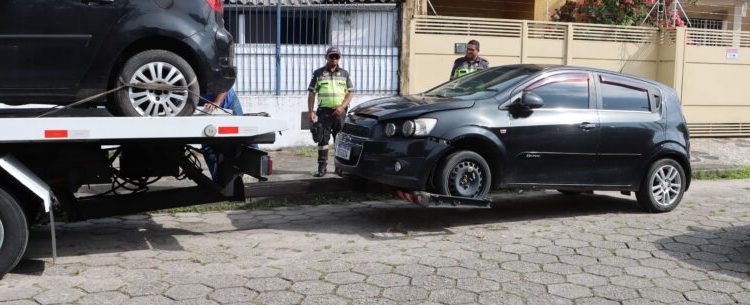 Agentes de trânsito realizam operação de retirada de carros abandonados em Caraguatatuba