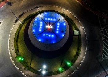 Bertioga ilumina pontos turísticos em apoio ao Mês do Autismo