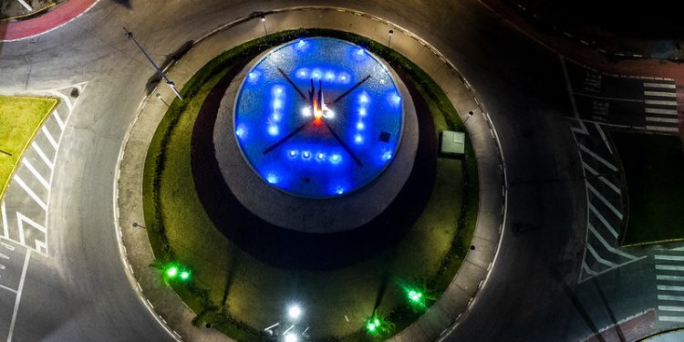 Bertioga ilumina pontos turísticos em apoio ao Mês do Autismo