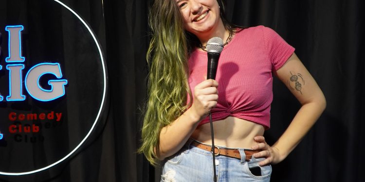 Espaço Cultural Praia recebe apresentação de stand-up com Tonho Peixoto e Thainan Barto na quarta-feira (16)