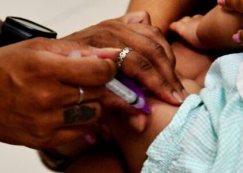 Caraguatatuba realiza campanha de vacinação em escolas para atualização da caderneta de crianças e adolescentes  O município iniciou a campanha de avaliação das carteiras de vacinação de crianças e adolescentes de