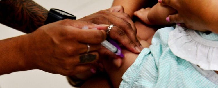 Caraguatatuba realiza campanha de vacinação em escolas para atualização da caderneta de crianças e adolescentes  O município iniciou a campanha de avaliação das carteiras de vacinação de crianças e adolescentes de