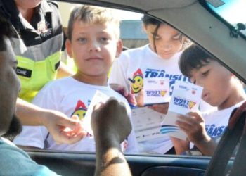 Alunos da EMEI/EMEF Benedito Inácio Soares fazem blitz educativa com motoristas em Caraguatatuba