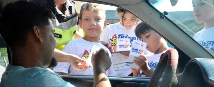 Alunos da EMEI/EMEF Benedito Inácio Soares fazem blitz educativa com motoristas em Caraguatatuba
