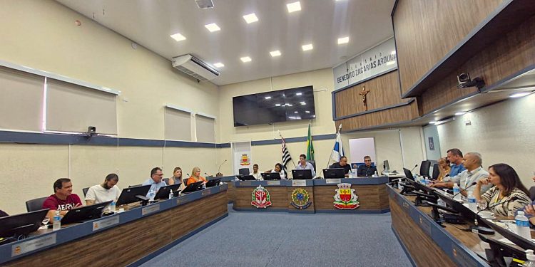 Câmara de Caraguatatuba se reúne com representantes da Sabesp para estreitar relações e fortalecer atendimento à população