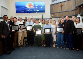 Câmara Municipal de Caraguatatuba homenageia 13 personalidades caiçaras em sessão solene de entrega de títulos