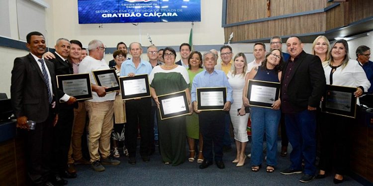 Câmara Municipal de Caraguatatuba homenageia 13 personalidades caiçaras em sessão solene de entrega de títulos