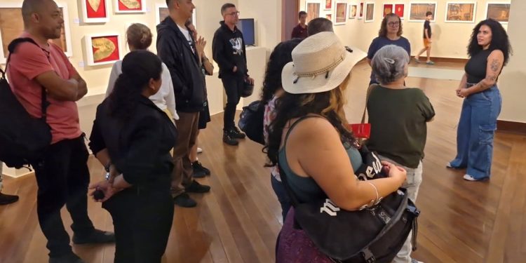 Artistas orientadores de Artes Plásticas e Artesanato visitam Museu de Arte e Cultura de Caraguatatuba