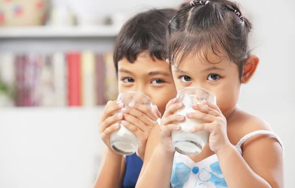 Serramar Shopping realiza campanha solidária de arrecadação de leite em apoio à Casa Beija-Flor
