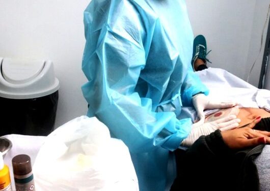 Profissionais de enfermagem participam de palestra sobre cuidados com estomias em Caraguatatuba