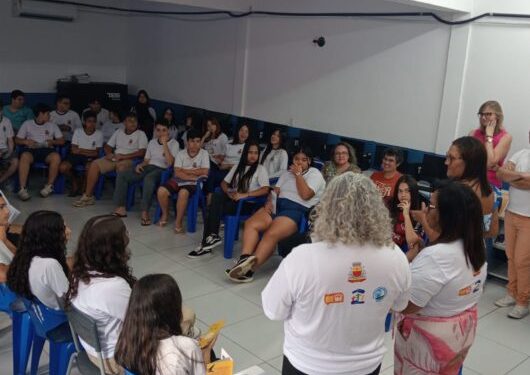 Alunos de escola municipal participam de palestra sobre combate à violência sexual na Campanha Maio Laranja